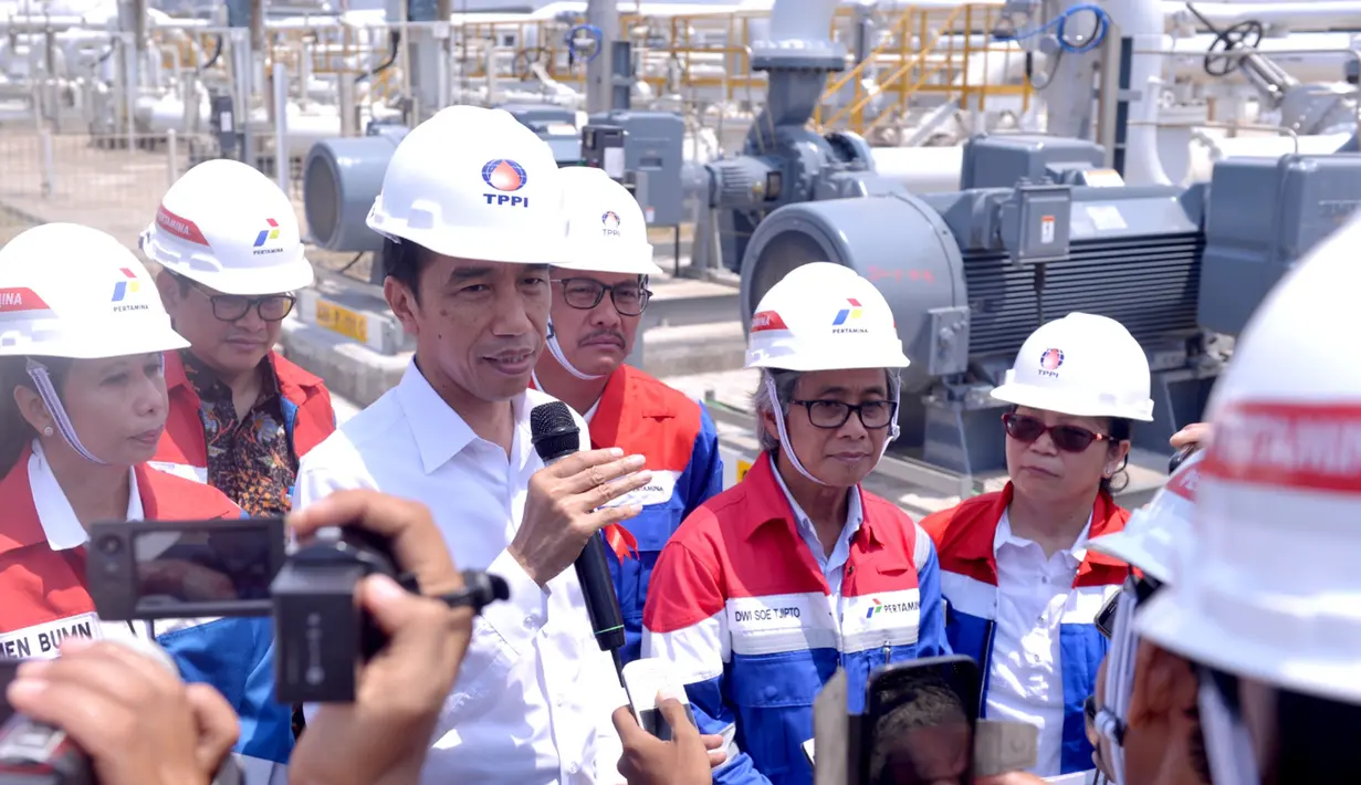 Presiden Jokowi memberikan keterangan pers saat meninjau PT.Trans Pacific Petrochemical Indotama (TPPI) di Tuban, Jatim, Rabu (11/11/2015). Proses pembuatan premium di PT TPPI ini akan mengurangi impor premium sampai 20 persen. (Foto : Cahyo_Setpres)