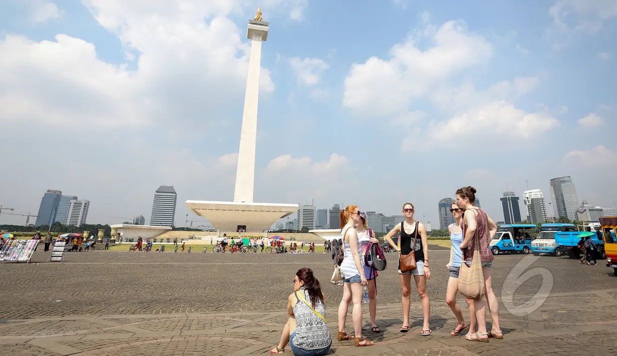 Sejumlah wisatawan asing terlihat mengunjungi Monumen Nasional (Monas), Jakarta, Kamis (14/5/2015). Jumlah pengunjung mengalami peningkatan tinggi bertepatan libur kenaikan Isa Almasih. (Liputan6.com/Faizal Fanani)