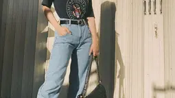 Kekasih Joshua Suherman ini mengenakan kaos hitam yang dipadukan dengan celana jeans dan sneakers hitam di salah satu unggahannya di Instagram. (Liputan6.com/IG/@clairineclay)