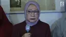 Aktivis Ratna Sarumpaet menyampaikan keterangan kasus penganiayaan yang dialaminya, Jakarta, Rabu (3/10). Ratna mengakui tidak ada penganiayaan yang diterimanya seperti kabar yang berkembang beberapa waktu terakhir. (Liputan6.com/Immanuel Antonius)