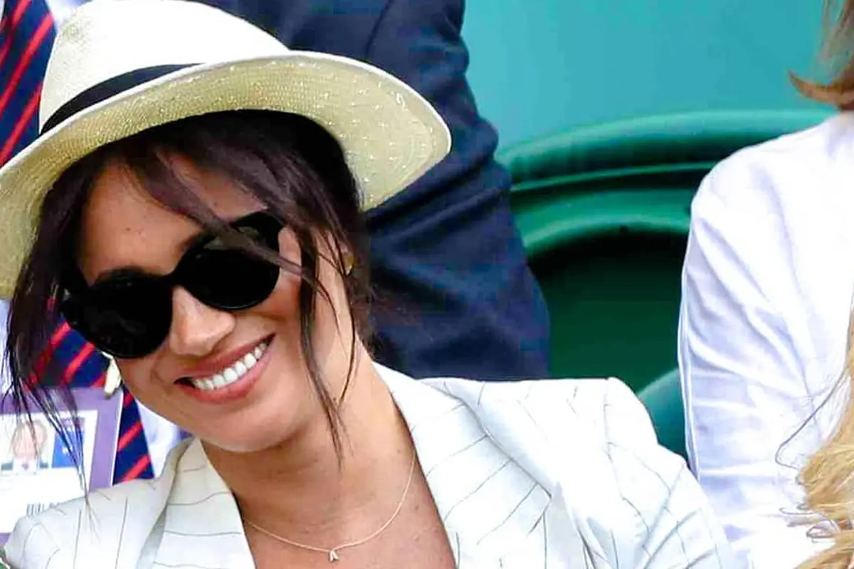 Meghan Markle Kenakan Kalung Berinisial A di Wimbledon, Untuk Siapa?