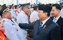 FOTO: Momen Akrab Prabowo Lantik Kepala Daerah, Tertawa Bareng Si Doel hingga Hormat ke Khofifah