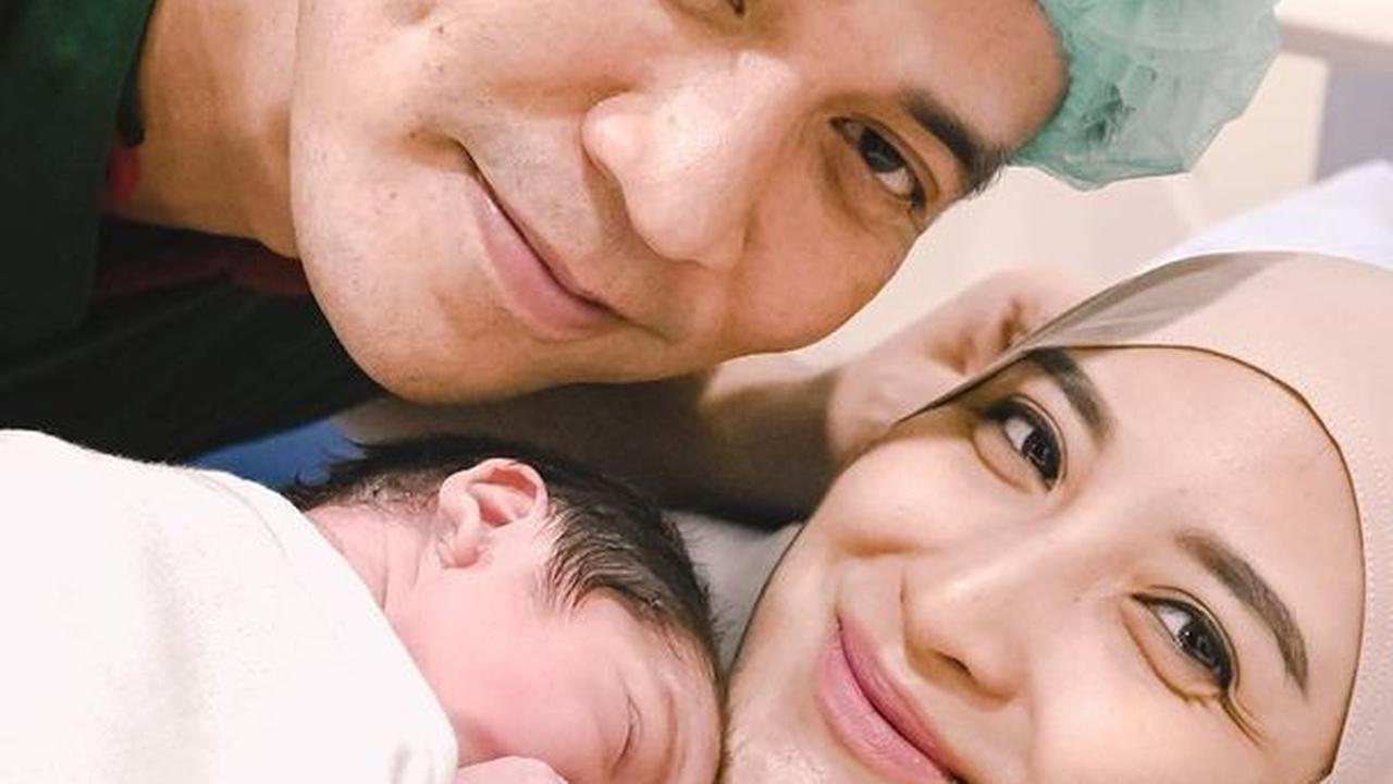 Dalam unggahan terbarunya, Ricky tampak membagikan fotonya bersama sang istri, Chacha Thakya dan putra keduanya yang baru saja lahir pada Senin (19/6) kemarin di salah satu rumah sakit. Keduanya tampak bahagia lantaran bayi keduanya lahir dengan normal