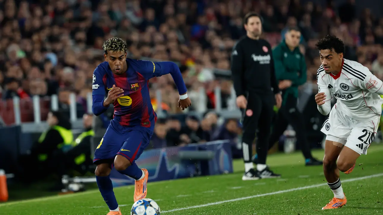 Aksi Lamine Yamal di laga Barcelona vs Eintracht Frankfurt di matchday 6 Liga Champions 2025/2026 di Camp Nou, Rabu (10/12/2025) dini hari WIB. (AP Photo/Joan Monfort)