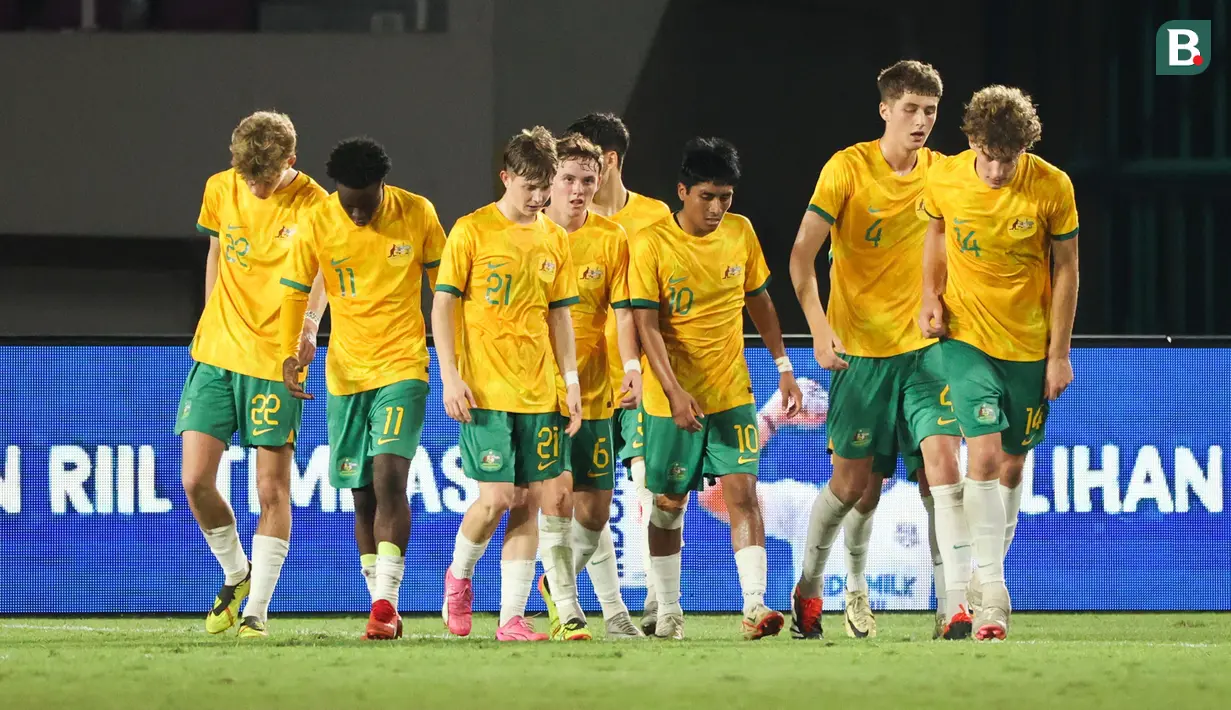 <p>Selebrasi para pemain Timnas Australia U-16 merayakan gol penyeimbang 1-1 ke gawang Timnas Thailand U-16 yang dicetak Quinn Macnicol (kiri) pada laga final Piala AFF U-16 2024 di Stadion Manahan, Solo, Rabu (3/7/2024). (Bola.com/Abdul Aziz)</p>