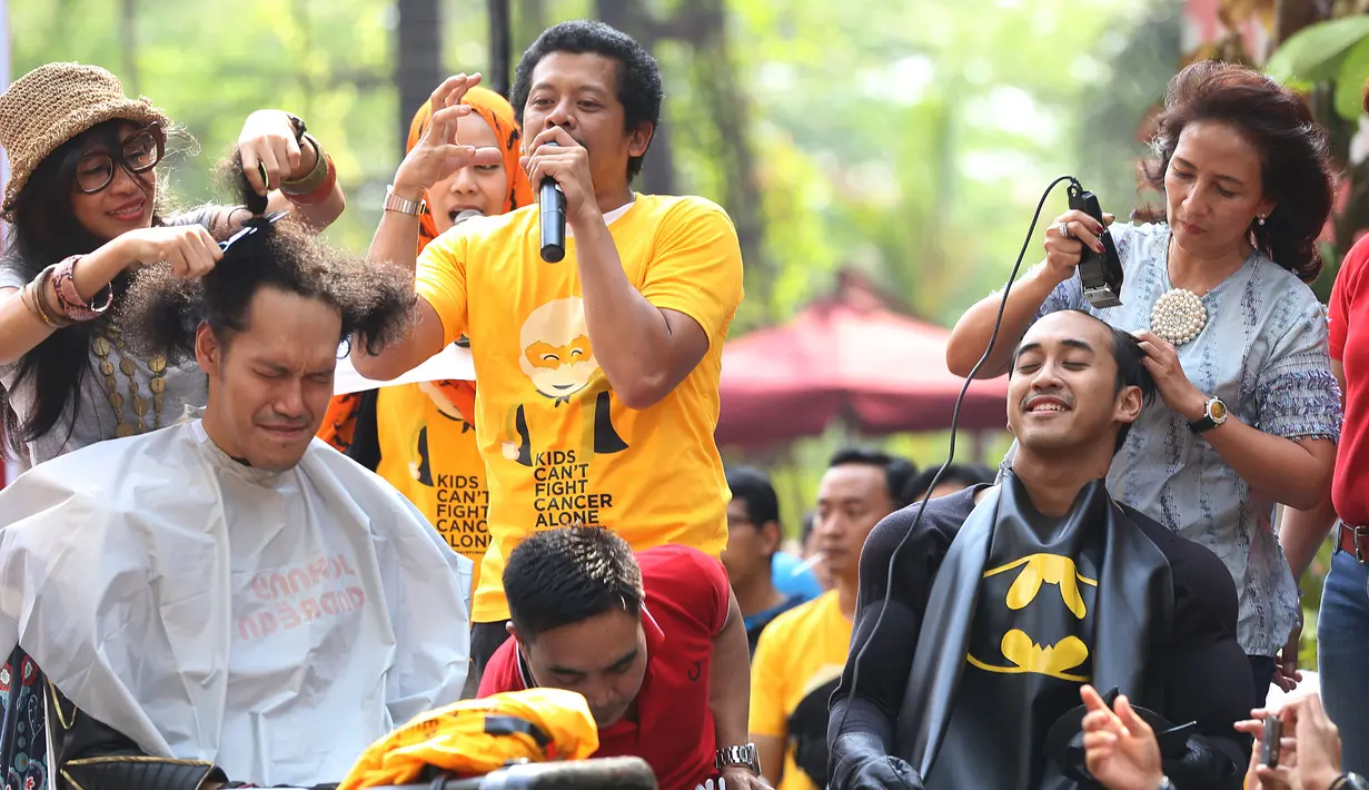 Tak banyak yang bisa dilakukan dalam hidup, membantu sesama bisa menjadi hal yang membahagiakan, bisa mendapatkan senyuman dari para penderita kanker dengan aksi yang mereka lakukan. (Galih W. Satria/Bintang.com) 