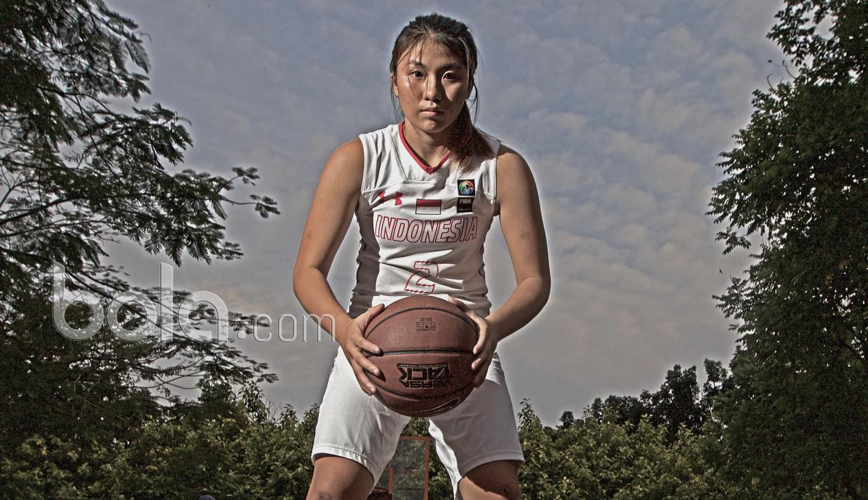 Salah satu hobby Michelle Kurniawan selain bermain basket adalah bernyanyi dan berjoget.  (Bola.com/Nicklas Hanoatubun)