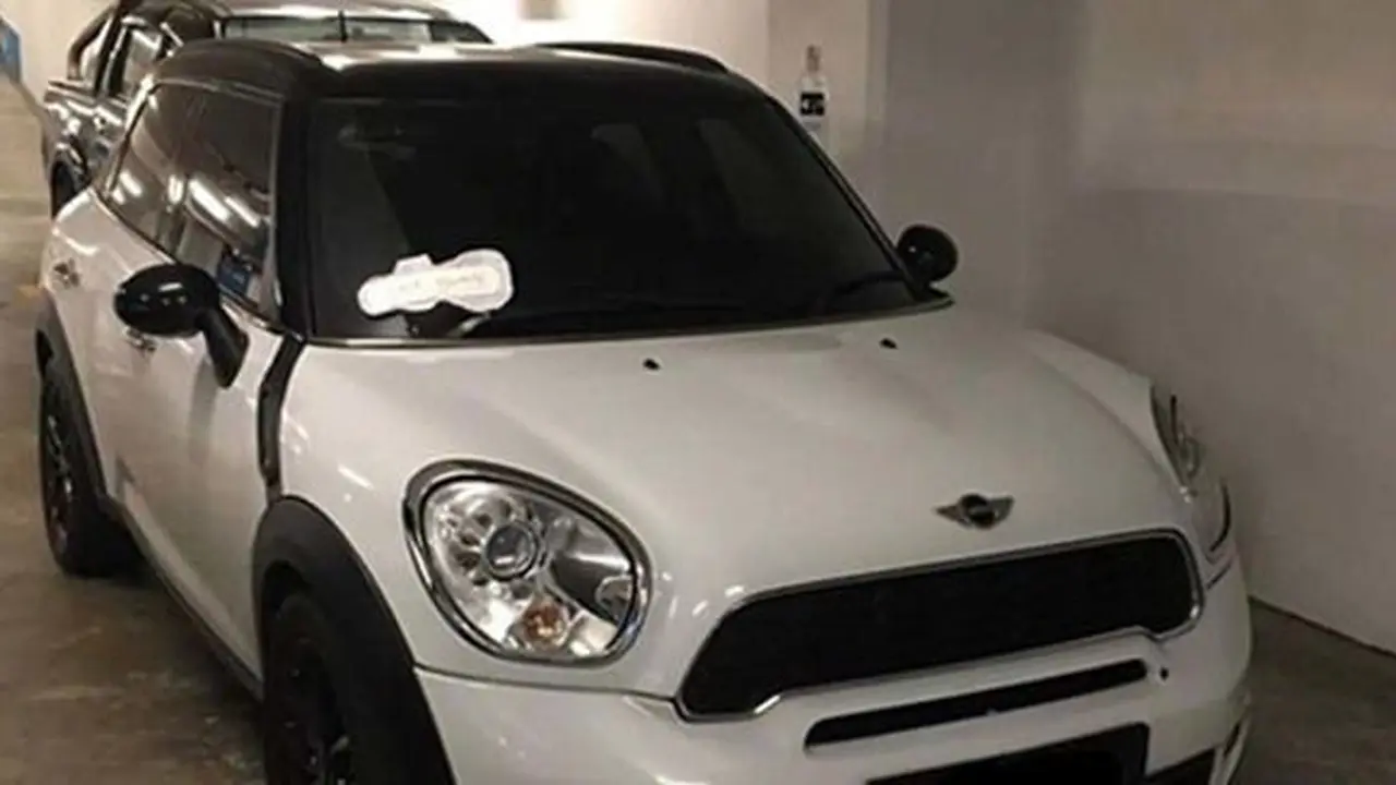Kaca mobil Mini ditempeli pembalut