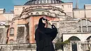 Mantan finalis Gadis Sampul 2007 ini tampak modis dengan hijab dan atasan berwarna hitam dipadu dengan rok panjang berwarna krem saat berpose di Hagia Sophia, Turki. (Liputan6.com/IG/@citraciki)