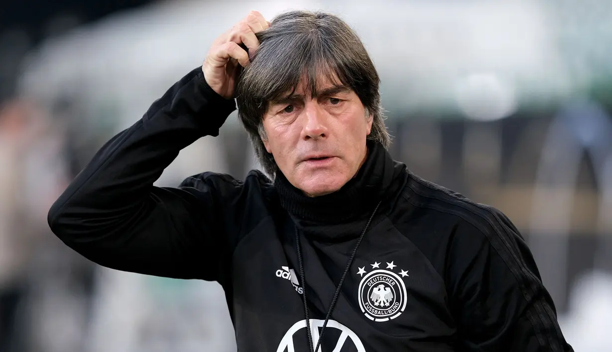 2. Joachim Loew - Pelatih Timnas Jerman ini terlihat tengah menghisap tembakau saat menyaksikan laga perempat final Euro 2008 ketika Jerman melawan Portugal. Loew tidak membatah bahwa dirinya perokok. (AFP/Peter Steffen)