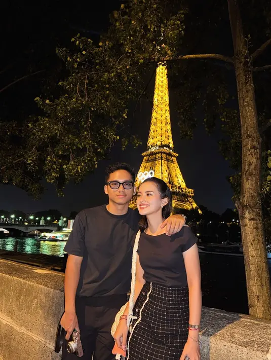 Tampilan feminin yang simple dan nyaman, Sarah Menzel cukup memadukan kaos polosnya dengan tweed mini skirt serba warna hitam. [@ssarah_menzel].