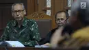 Terdakwa perkara merintangi penyidikan dugaan korupsi E-KTP, Bimanesh Sutarjo (kiri) menyimak keterangan saksi saat mengikuti sidang lanjutan di Pengadilan Tipikor, Jakarta, Senin (23/4). Sidang mendengar keterangan saksi.(Liputan6.com/Helmi Fithriansyah)