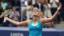 CoCo Vandeweghe merayakan kemenangan usai kalahkan Karolina Pliskova pada laga perempat final tunggal putri AS terbuka 2017 di USTA Billie Jean King National Tennis Center, (6/9/2017). Karolina kalah 6-7, 3-6. (Al Bello/Getty Images/AFP)