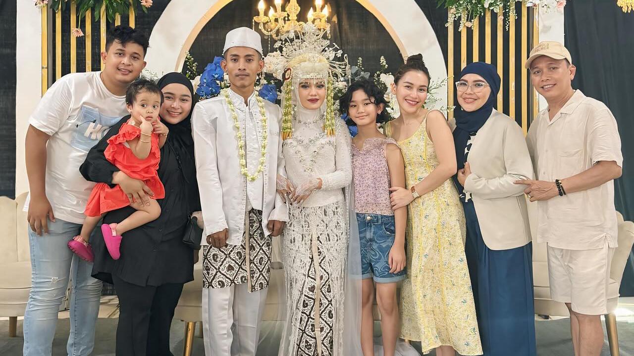 Terungkap, Ternyata Ini Alasan Ayu Ting Ting dan Keluarga Pakai 'Outfit' Santai Saat Hadiri Resepsi Pernikahan Asistennya