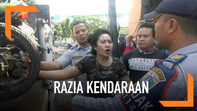 VIDEO: Tak Terima Motornya Dirazia, Wanita Aniaya Petugas