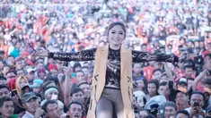 Pelantun lagu berjudul Ojok Jaluk Pegat ini memiliki penampilan yang sangat simple saat di atas panggung. Ia jarang mengenakan dress saat tampil menyanyi.  (Liputan6.com/IG/@ratnaantikamonata_rafcreal_new)