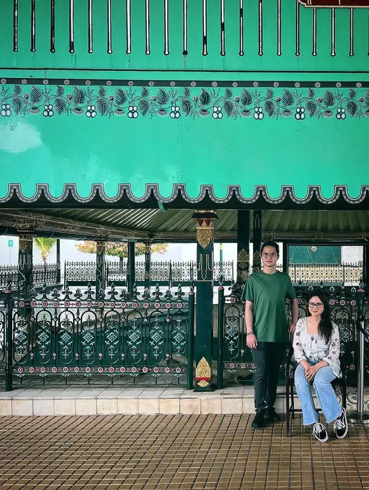Pasangan kekasih ini juga mengunjungi tempat bersejarah di Yogyakarta. Salah satunya adalah keraton Yogyakarta. [Instagram/tissabiani]