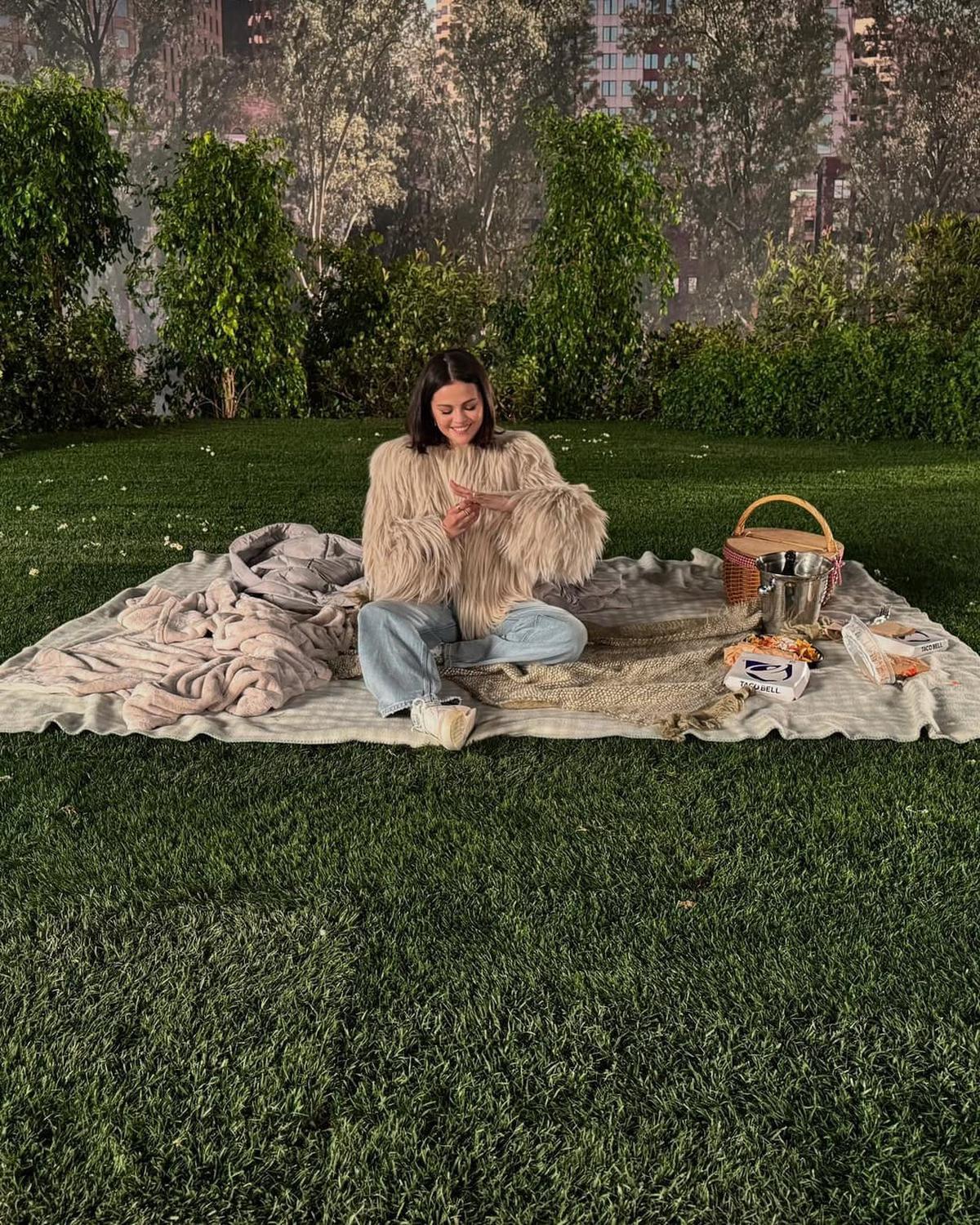 Selena Gomez Resmi Dilamar Benny Blanco di Tanggal Cantik, Cincin Berlian Jadi Sorotan