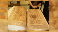 Tampilan Codex Gigas di museum Stockholm. (Sumber Wikimedia Commons)