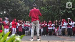 Sejumlah mahasiswa melakukan paduan suara dan gerak tari saat Car Free Day, di Jakarta, Minggu (25/9/2022). Pagelaran ini merupakan bentuk pengenalan seni kepada masyarakat yang tengah melakukan aktivitas di CFD. (Liputan6.com/Angga Yuniar)