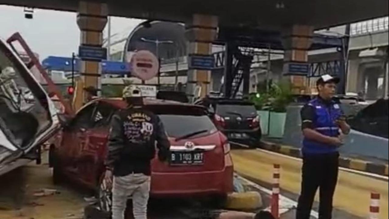 Polisi resmi menetapkan sopir truk berinisial MI (18) yang merupakan penyebab tabrakan beruntun di Gerbang Tol (GT) Halim Utama sebagai tersangka. Kasus tersebut kini tengah ditangani Polda Metro Jaya.