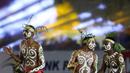 Penari dengan body painting bermotif Papua memeriahkan pembukaan Torabika Soccer Championship 2016 di Stadion Mandala, Jayapura, Papua, Jumat (29/4/2016). (Bola.com/Nicklas Hanoatubun)