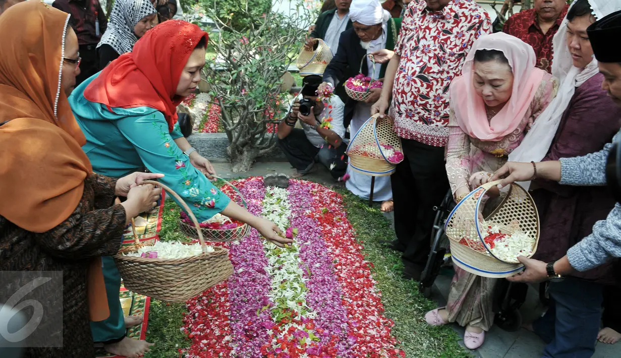 Istri mendiang Gus Dur, Sinta Nuriyah dan anaknya, Yenni Wahid menaburkan bunga di makam Gus Dur di komplek pesantren Tebuireng, Jombang, Jatim, Selasa (4/8/2015). Ziarah tersebut bertepatan dengan hari lahir Gus Dur. (Liputan6.com/Johan Tallo)