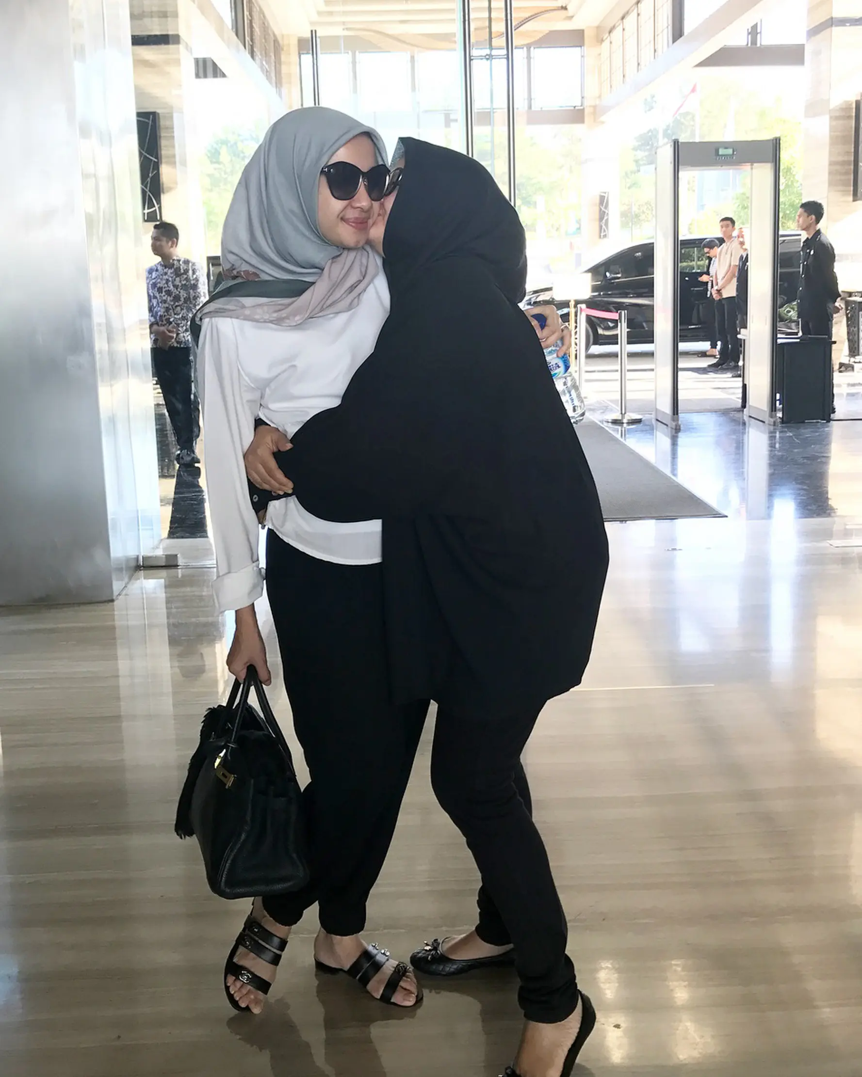 Laudya Chintya Bella berpelukan dengan keluarga sebelum pergi meninggalkan Indonesia. Laudya Cynthia Bella telah memantapkan hatinya untuk meninggalkan Indonesia dan ikut bersama suami dan putrinya untuk tinggal di Malaysia. (instagram/laudyacynthiabella)