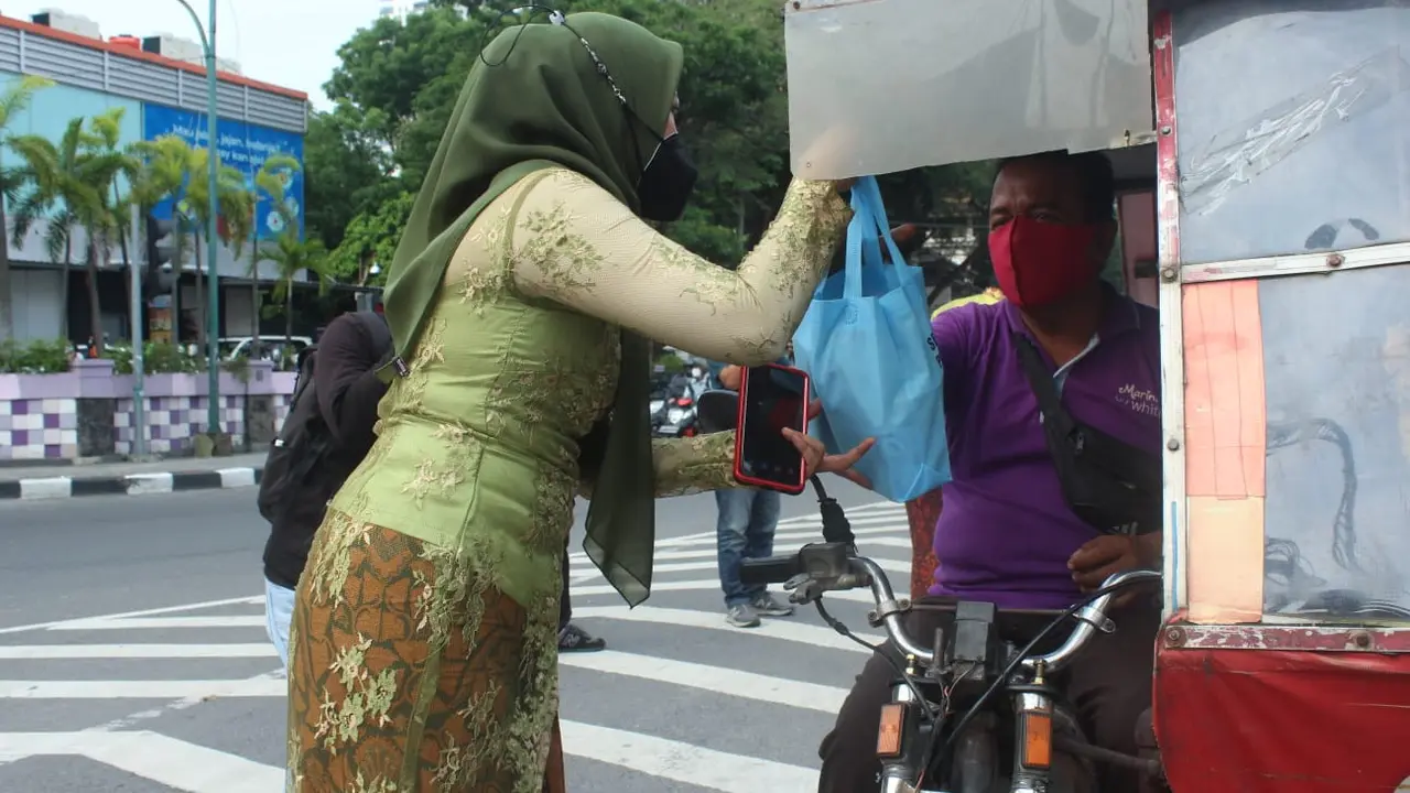 Polwan Pakai Kebaya Bagikan Takjil