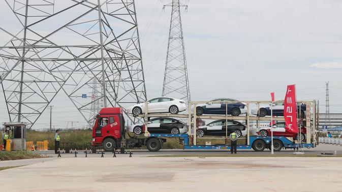 Kendaraan Tesla Model 3 yang diproduksi di China (made in China) di gigafactory Tesla yang terletak di Shanghai, China pada 26 Oktober 2020. Tesla, pabrikan mobil AS, mengumumkan akan mengekspor 7.000 kendaraan Model 3 yang diproduksi di China ke Eropa pada Selasa (27/10). (Xinhua/Ding Ting)
