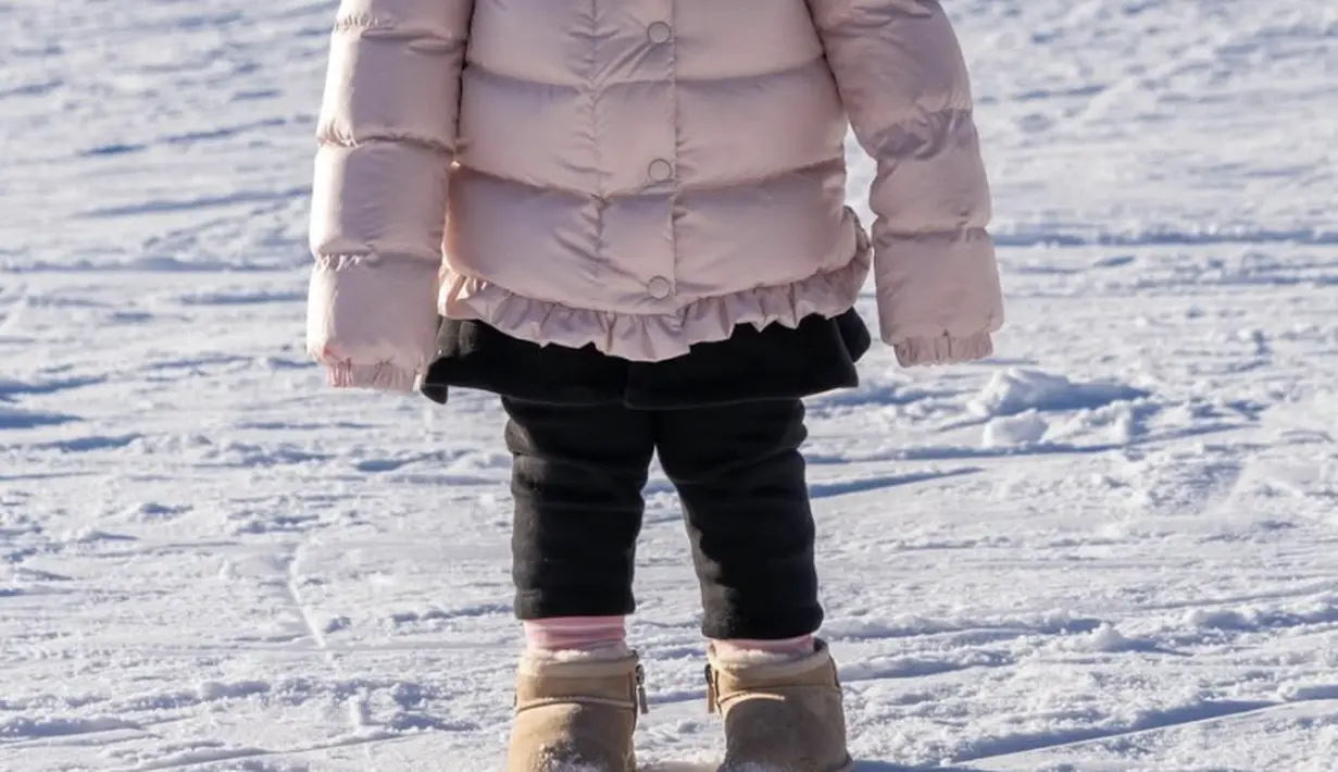 Dengan beanie dan jaket puff, Lily hadir dengan tampilan yang begitu stylish. [Foto: Instagram/ Raffinagita]