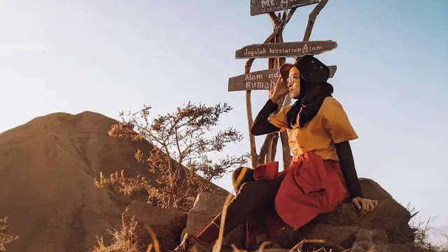 Pendaki berpose di Gunung Bekel