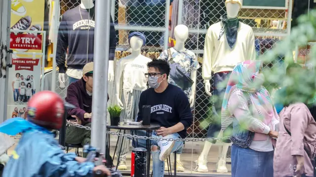 Ketika Ariel NOAH Nongkrong di Pinggir Jalan Kota Bandung, Bagaimana Reaksi Masyarakat?