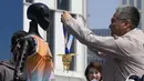 Robot humanoid Tiangong Ultra memenangkan ajang lari half marathon yang berlangsung di Beijing, China, Sabtu (19/04/2025). (AP Photo/Ng Han Guan)