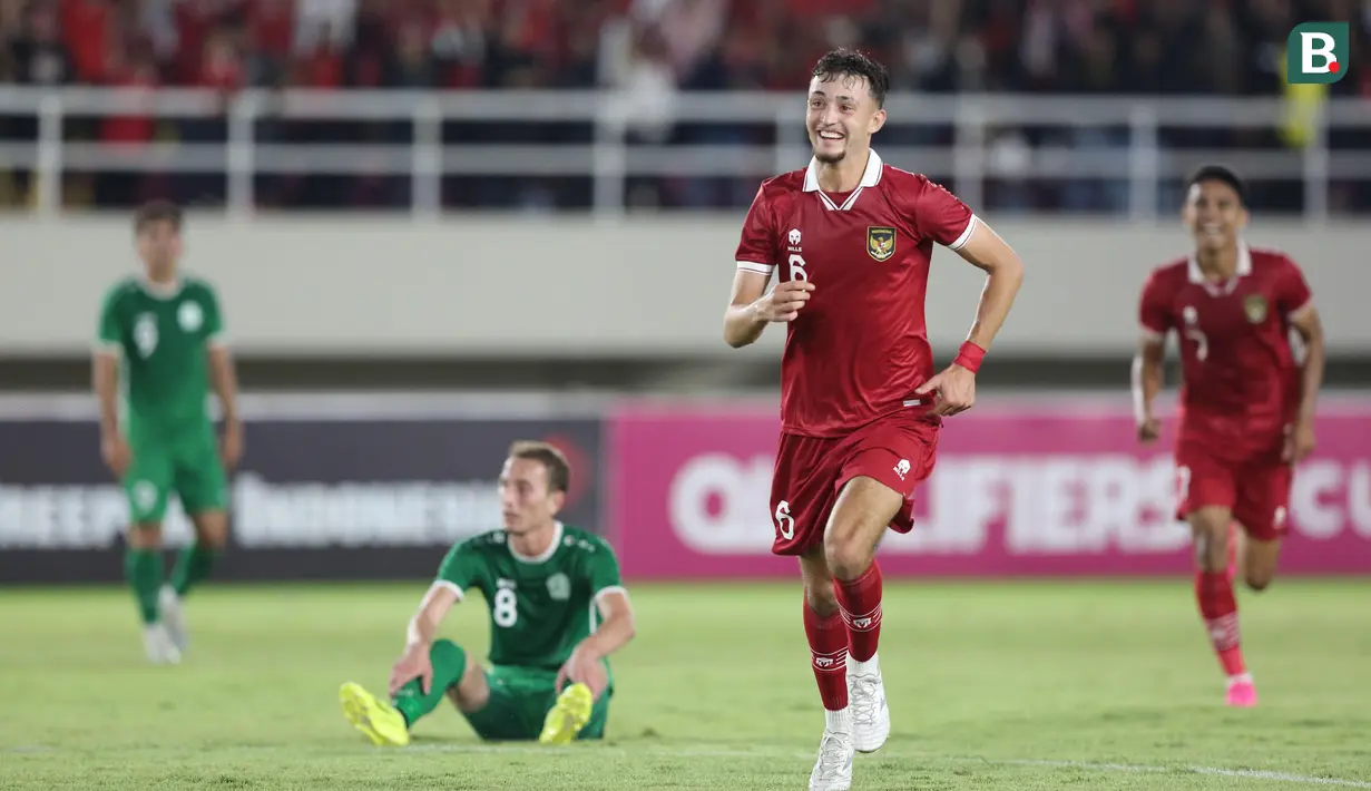 <p>Pemain Timnas Indonesia U-23, Ivar Jenner (dua kanan), melakukan selebrasi setelah mencetak gol ke gawang Timnas Turkmenistan U-23 dalam pertandingan grup K Kualifikasi Piala Asia U-23 2024 yang berlangsung di Stadion Manahan, Solo, Selasa (12/9/2023). (Bola.com/Arief Bagus)</p>