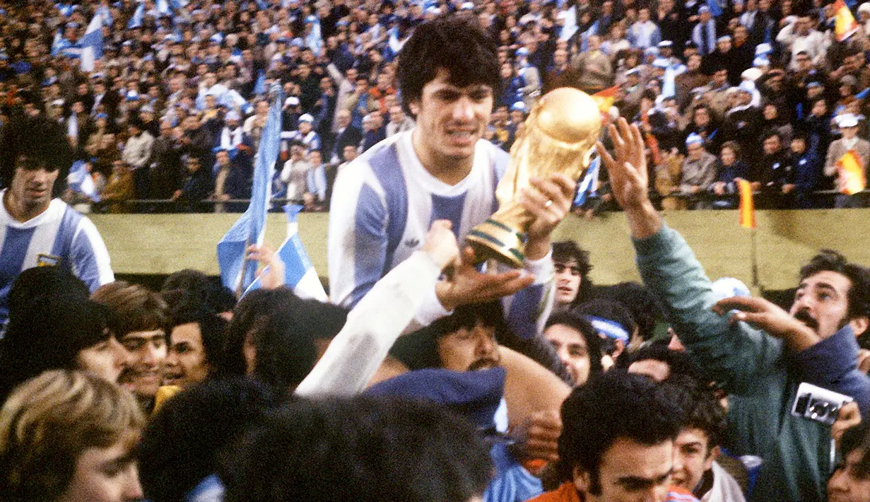 5. Daniel Passarella (River Plate) – Mantan kapten Timnas Argentina ini kesohor sebagai bek tengah yang tangguh dan juga terkenal karena jumlah golnya. Total 175 gol ia sumbangkan untuk klub dan negara. (AFP)