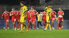 Pemain Borusia Dortmund tampak kecewa usai kalah menghadapi Union Berlin pada laga lanjutan Liga Jerman di Stadion Alte Forsterei, Sabtu (19/12/2020) dini hari WIB. Borussia Dortmund kalah 1-2 melawan Union Berlin. (AFP/Annegret Hilse/pool)