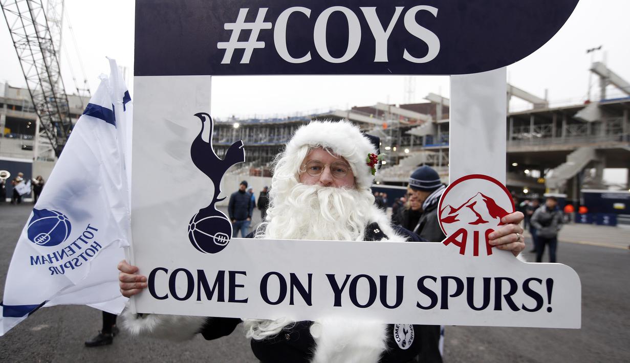 Kreatifitas seorang fan Tottenham Hotspurs dengan pakaian Sinterklas saat mendukung timnya pada lanjutan Premier League di White Hart Lane, (18/12/2016). (Action Images via Reuters/Paul Childs) 