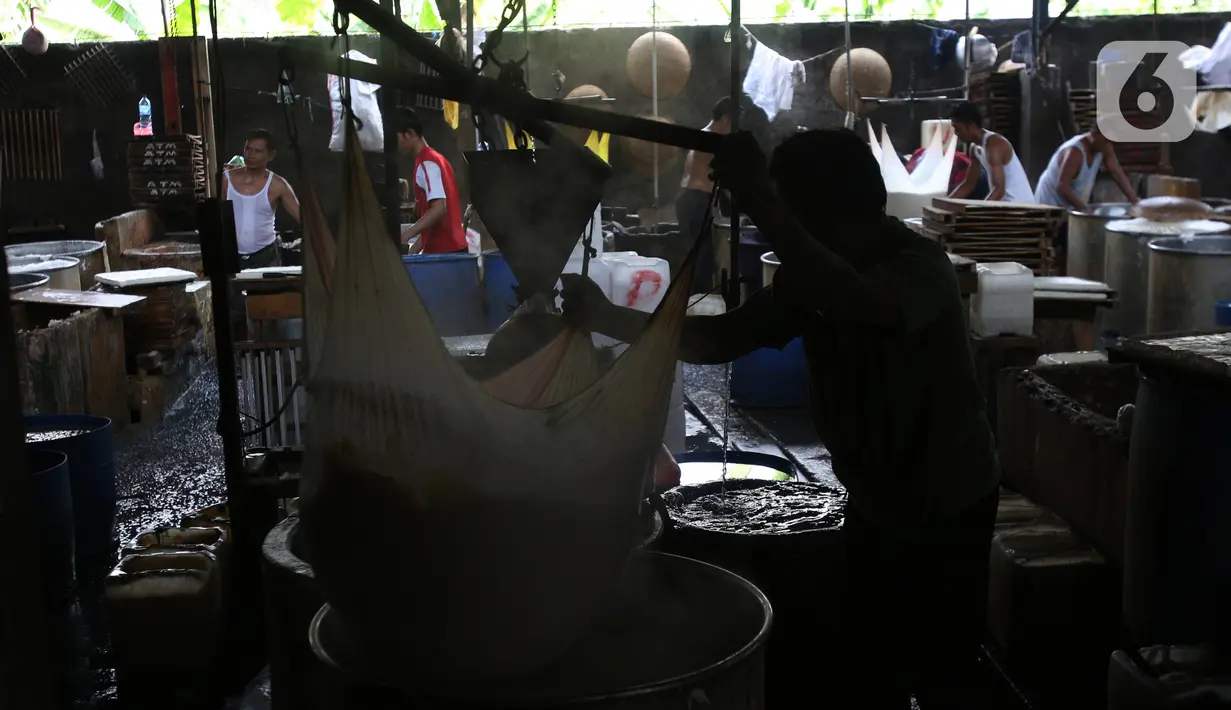 Pekerja menyelesaikan pembuatan tahu di industri rumahan kawasan Jakarta, Selasa (17/12/2019). Pemerintah resmi memangkas bunga Kredit Usaha Rakyat (KUR) dari 7 persen menjadi 6 persen, kebijakan ini mulai berlaku pada Januari 2020 mendatang. (Liputan6.com/Angga Yuniar)