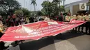 "Hari ini kita lakukan prosesi pengosongan, tapi dengan cara yang sangat persuasif. Dari kami memasang spanduk, kemudian plang pengumuman bahwa lahan di blok 15 ini yang sekarang ada Hotel Sultan ini adalah termasuk dalam HPL Nomor 1/Gelora yang dimiliki oleh Kementerian Sekretariat Negara, PPKGBK," kata Setya dalam konferensi pers, Rabu (4/10). (Liputan6.com/Faizal Fanani)