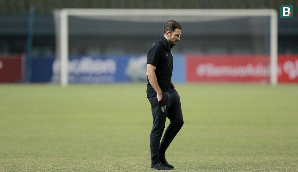 Usai peluit tanda laga berakhir, juru taktik asal Spanyol itu terlihat linglung. Ia memilih berjalan sendirian berkeliling lapangan. (Bola.com/M iqbal Ichsan)
