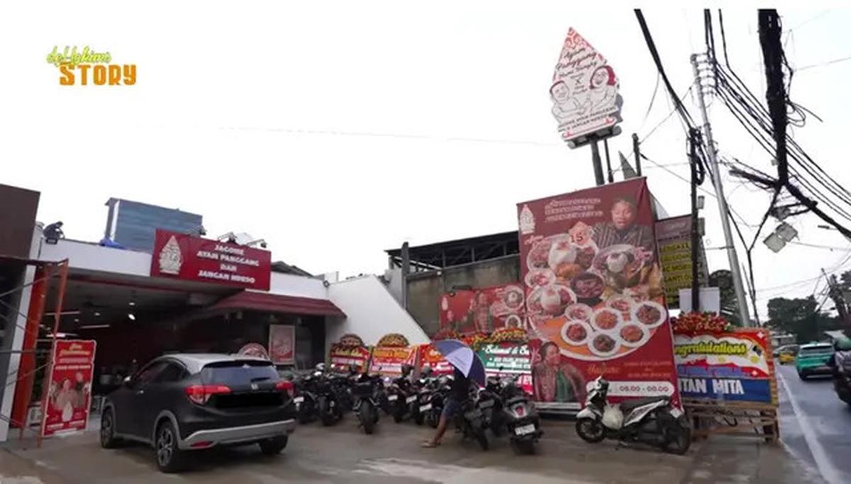 9 Potret Warung Makan Milik Nunung di Jakarta, Interior Sederhana dengan Fasad Menarik