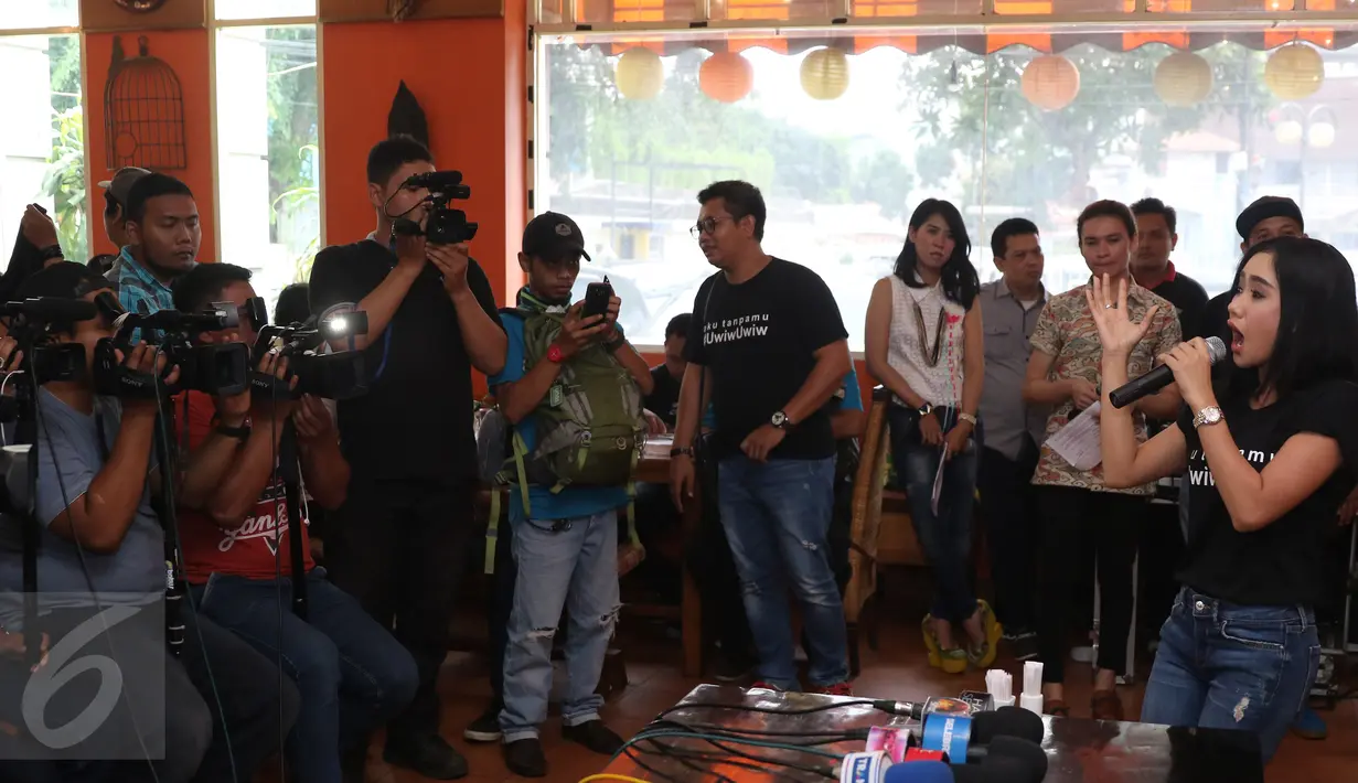 Penampilan Cita Citata menyanyikan lagu 'Aku Tanpamu Uwiw Uwiw' pada peluncuran single terbarunya di Cikini, Jakarta, Rabu (27/4). Cita Citata menuturkan tagline Uwiw Uwiw karena menurutnya sangatlah unik, lucu, dan kece. (Liputan6.com/Herman Zakharia)