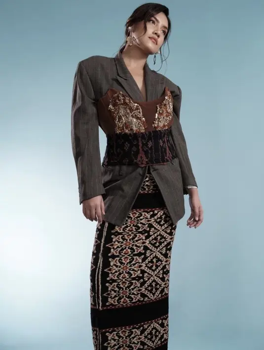 <p>Monita Tahalea juga tampil dengan atasan blazer yang dipadukan korset nusantara modern sebagai atasan. Dikombinasikan bawahan kain. Ua mengenakan kain tenun Ende dan kain tenun Manggarai. @vonywong</p>