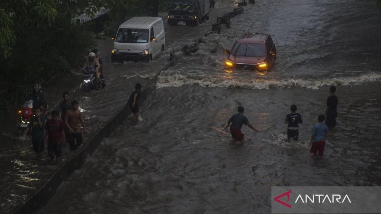 Transjakarta Berhenti Operasi Akibat Banjir di Tiga Area Jakarta