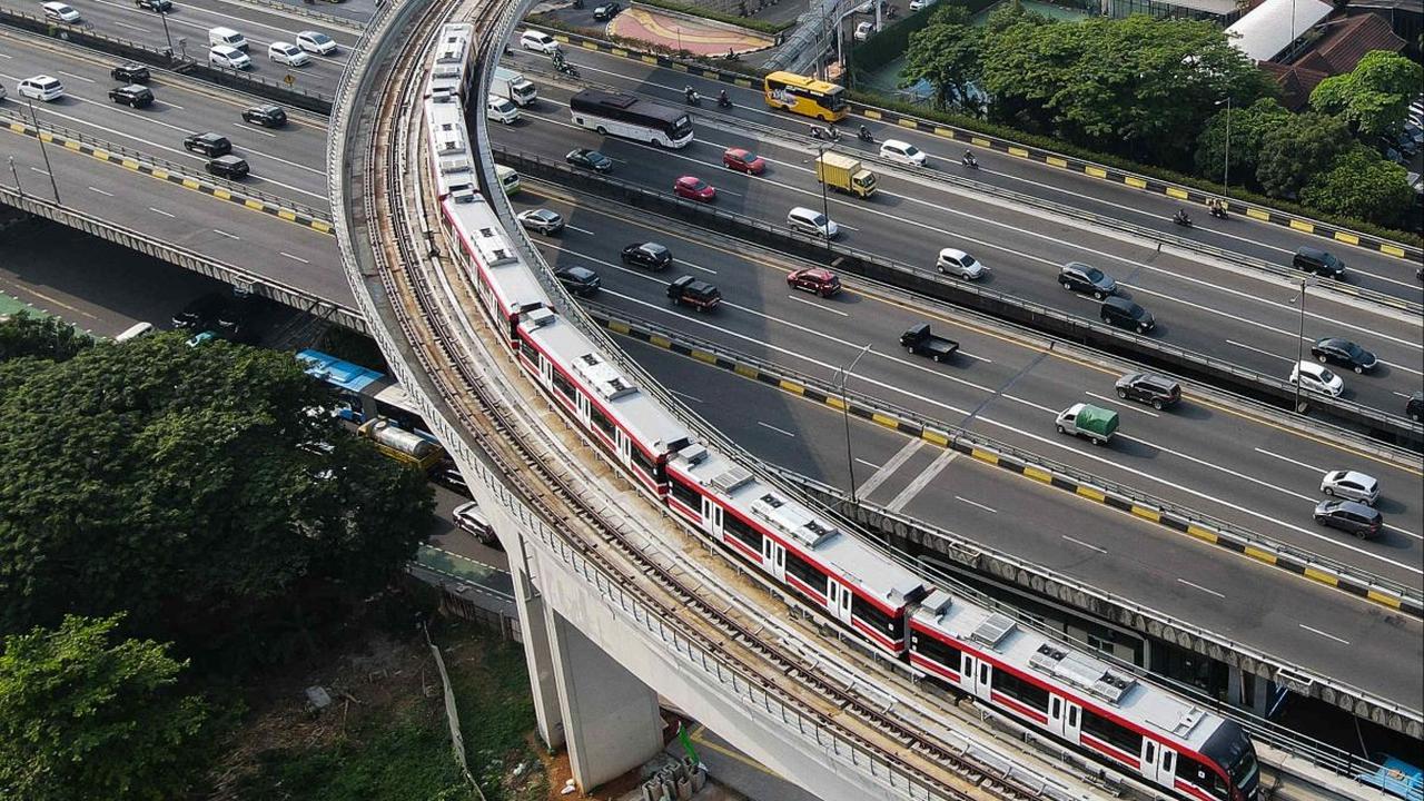 "Tadi kan sudah saya sampaikan, ini LRT yang pertama kali dikerjakan sehingga kalau ada koreksi akan kami perbaiki, tetapi jangan senang mencari-cari kesalahan karena kesalahan pasti ada karena baru pertama kali,"