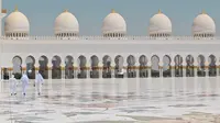 Ilustrasi masjid (Foto oleh LIZ ROMO: https://www.pexels.com/id-id/foto/tiga-pria-berjalan-di-depan-gedung-kubah-815439/)