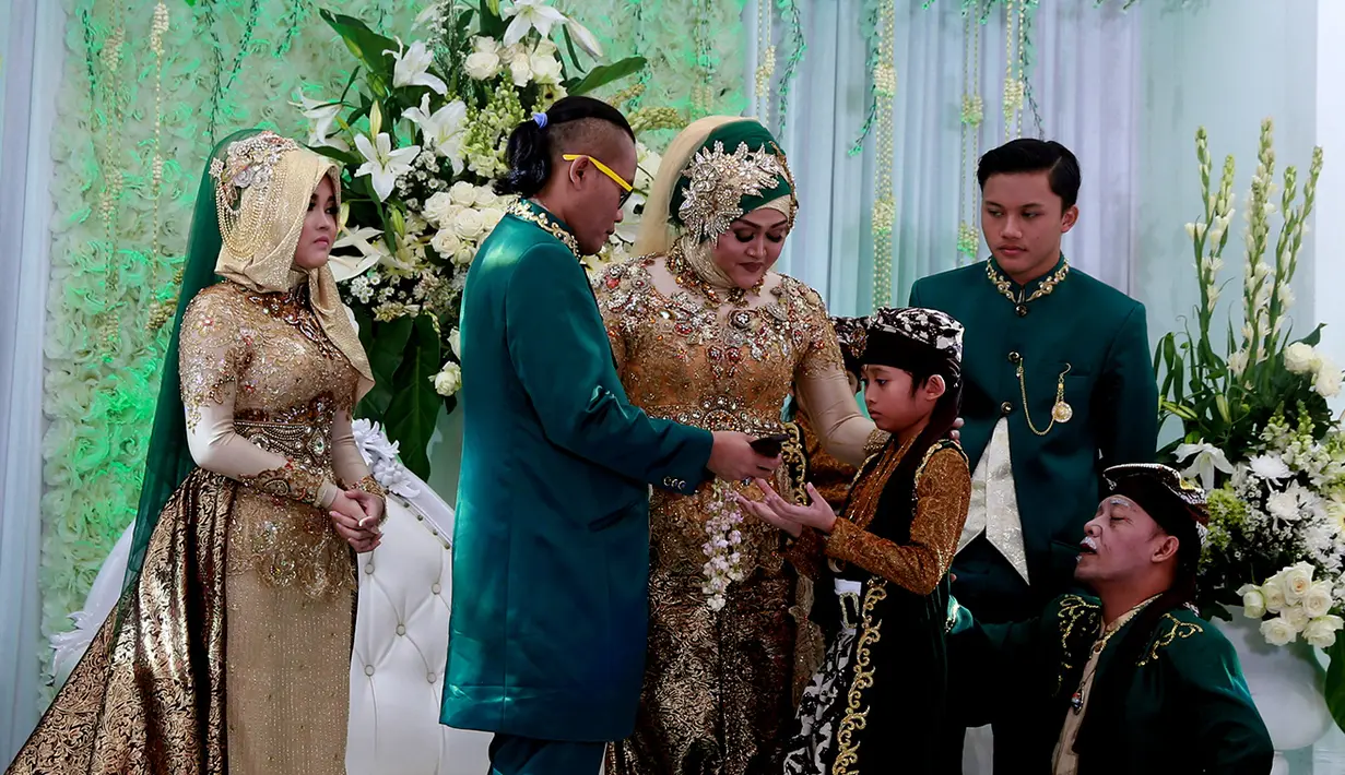 Prosesi khitanan Rizwan Fadillah Adriansyah Sutisna menggunakan adat Sunda. Acara ini berlangsung meriah dengan datangnya para tamu yang tidak sedikit dari kalangan artis, seperti Tukul, Parto, dan Ferry Maryadi. (Wimbarsana/Bintang.com)