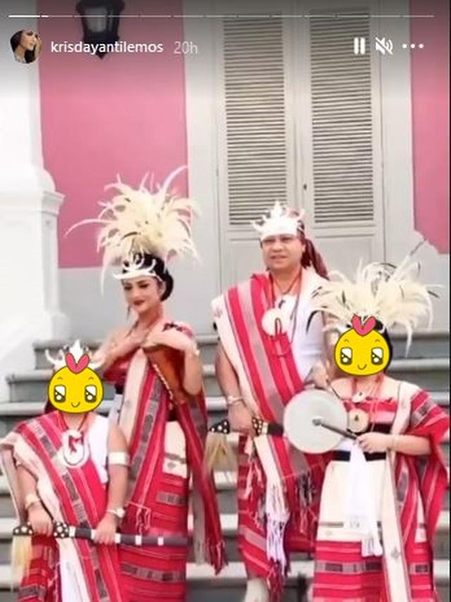 7 Pemotretan Krisdayanti dan Keluarga Pakai Baju Adat Timor Leste, Curi Perhatian