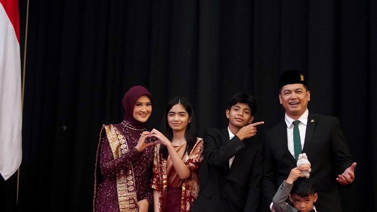 Saat ditanya tentang penghasilan yang bisa mencapai ratusan juta di DPR, Tommy menegaskan, "Enggak. Gak sampe segitu gajinya kalau nggak salah enam belas (juta)," ujarnya.